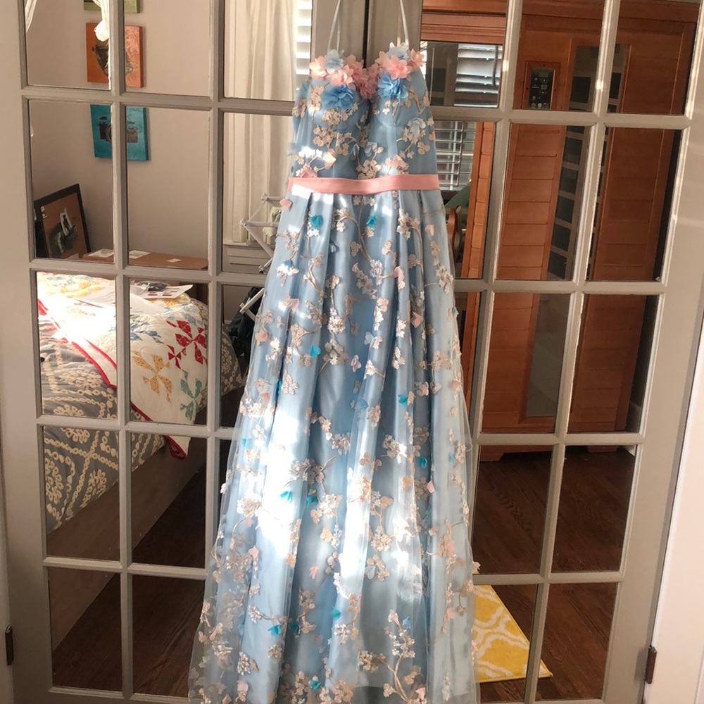 Beautiful sweetheart neck prom dress, worn once, size small. Lace up back